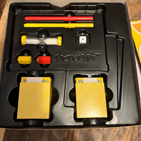 Mattel Games Pictionary Drawing Board Game, KIDS, ADULTS, GAME NIGHT - Picture 6 of 6